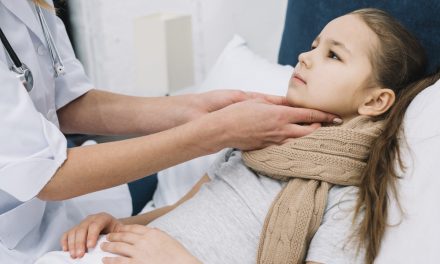 Laryngitída berie deťom dych. Ako podať prvú pomoc?