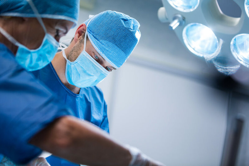 Chirurgovia vykonávajúci operáciu na operačnej sále v nemocnici