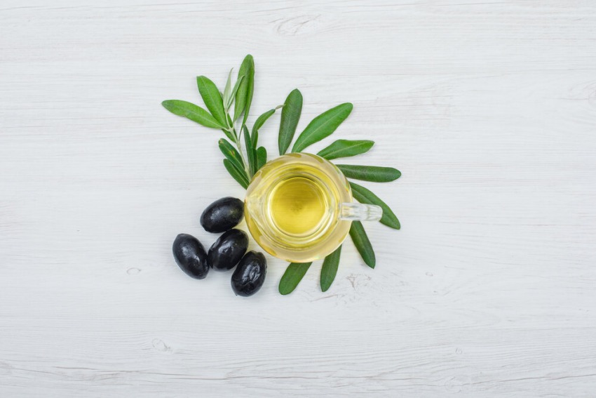 olivovy olej a cierne olivy