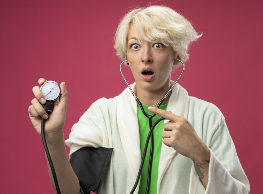 chorá nezdravá žena s krátkymi vlasmi so stetoskopom, ktorý jej meria krvný tlak