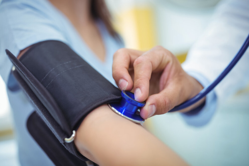 Lekár kontroluje krvný tlak pacientky v nemocnici