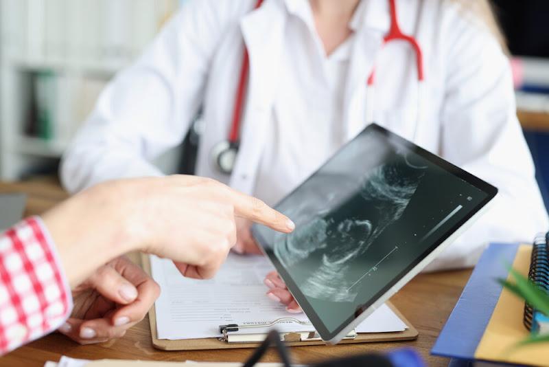 doktorka vysvetluje budúcim rodičom ultrazvuk