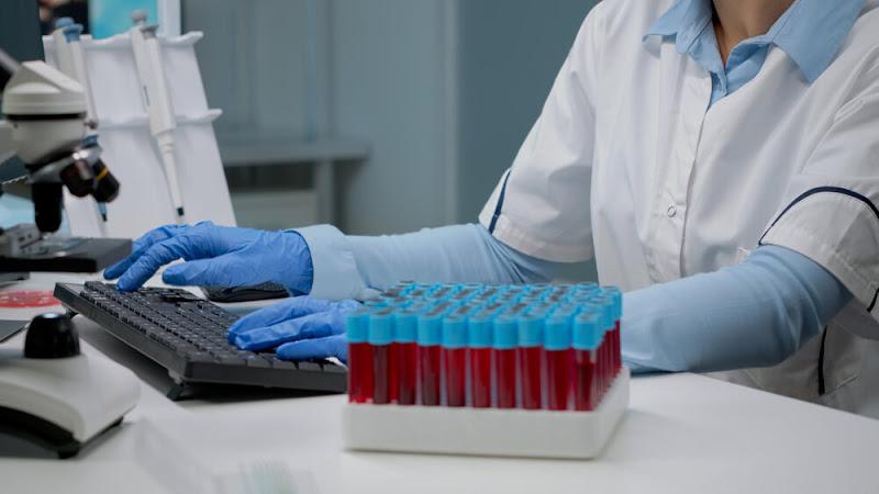 vyskum genetickych testov, doktorka so vzorkami krvi