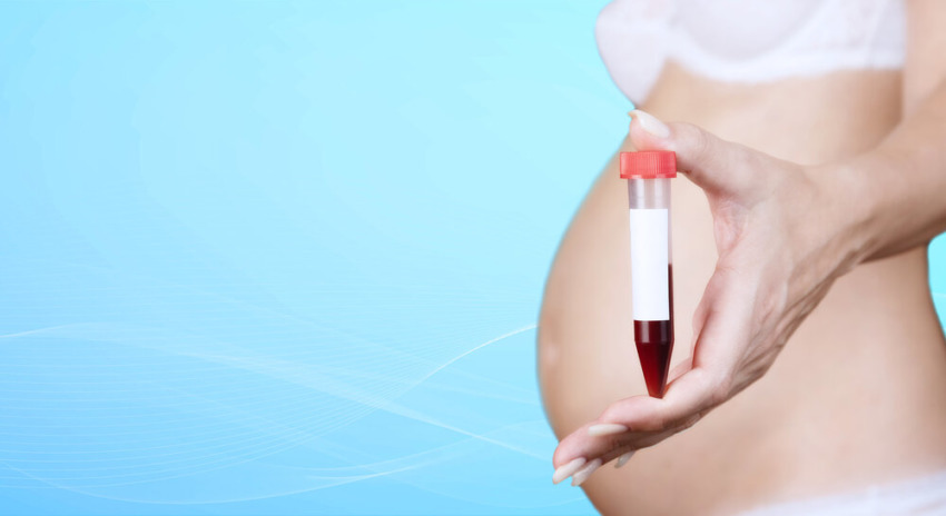 tehotná žena drží skumavku svojej krvi