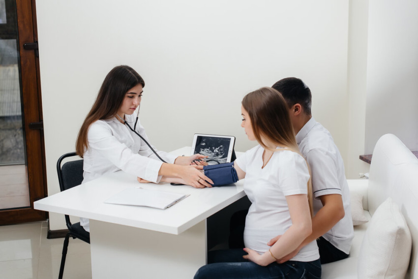 doktorka meria tlak tehotnej žene