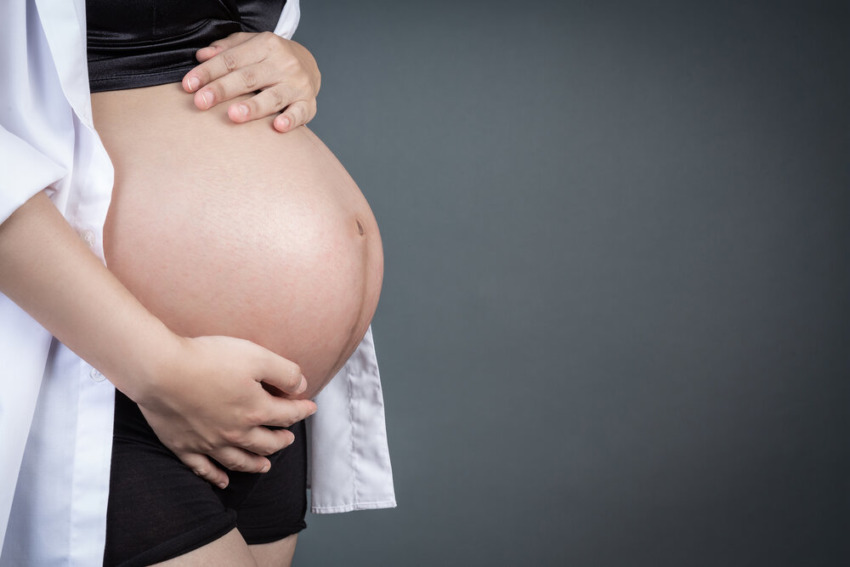 tehotná žena vo vysokom štádiu tehotenstva