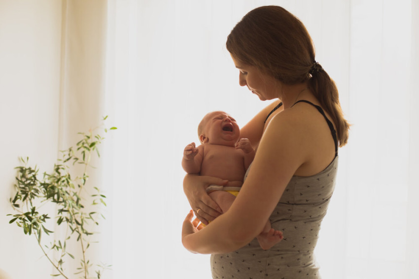 Matka utišuje plačúceho novorodenca