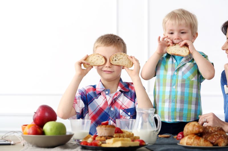 dve deti držia chleba v ruke