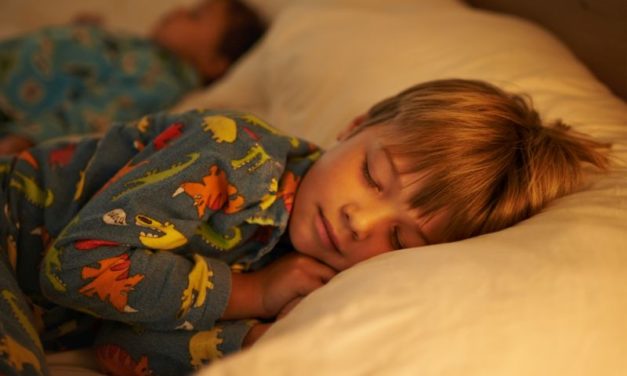 7 tipov, ako uspať dieťa, ktorému sa nikdy nechce ísť do postele