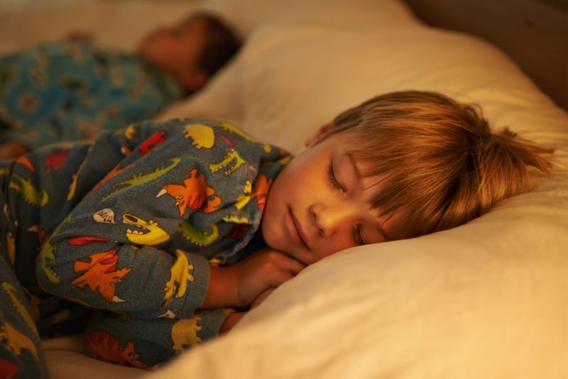 7 tipov, ako uspať dieťa, ktorému sa nikdy nechce ísť do postele